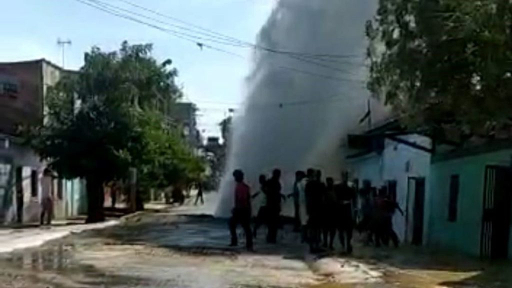 Ruptura de tubo matriz en Miranda generó una gigantesca columna de agua