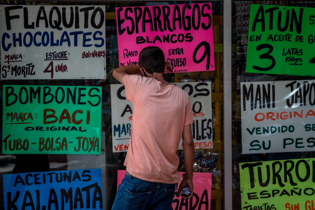 Al venezolano le sale más caro pagar en bolívares que en dólares