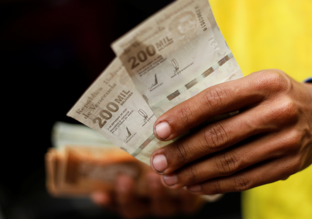 Billetes de 200 mil bolívares para hacer frente a la inflación descontrolada en Venezuela (Fotos)