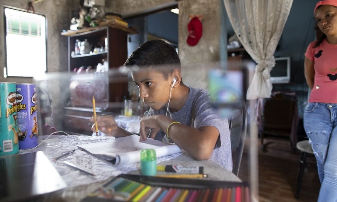 Este es Samuel, niño venezolano que vende su arte en Twitter para comprar comida