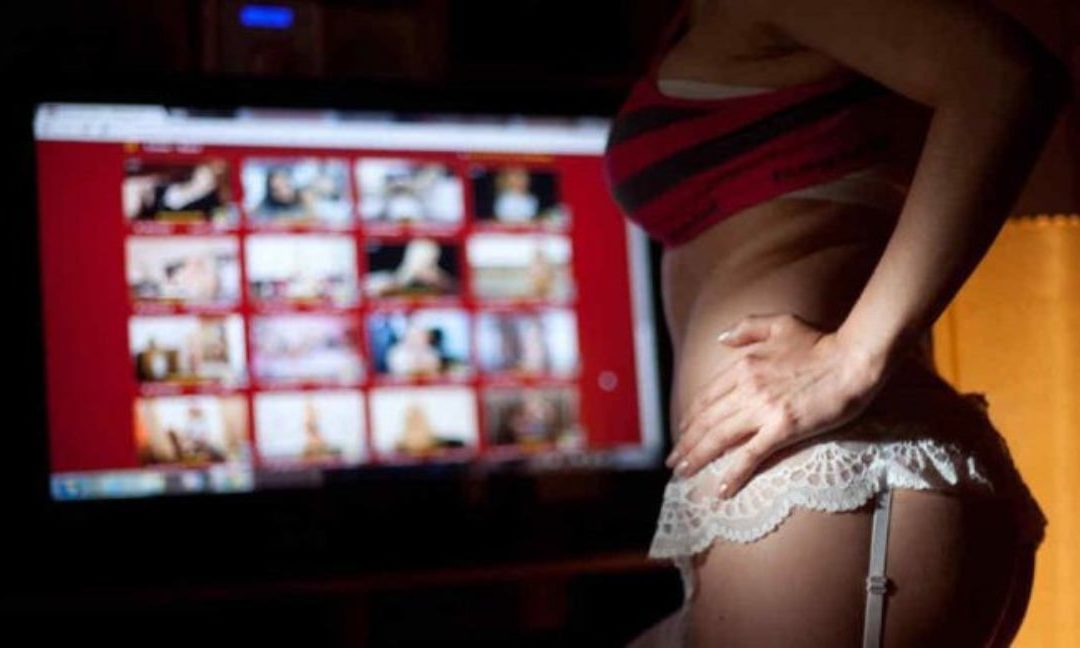 Sexo online se posiciona entre jóvenes como oficio lucrativo para sobrevivir: aquí las plataformas preferidas