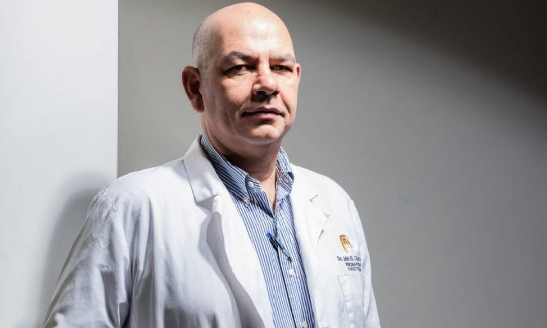 “Un grupito decide condenar a millones”: La reacción del Dr. Julio Castro tras el rechazo de las vacunas AstraZeneca