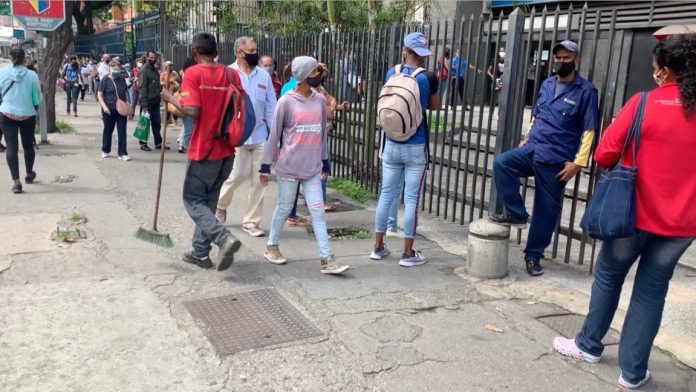 Desde temprano: así están las colas en Caracas para sacar efectivo en los bancos (video)