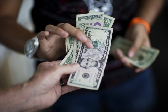Dolarización del salario pasó de 17 a 46%, según Observatorio Venezolano de Finanzas