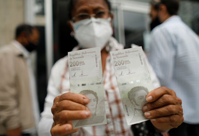 El dinero en efectivo que dan en los bancos se vuelve sal y agua en Venezuela