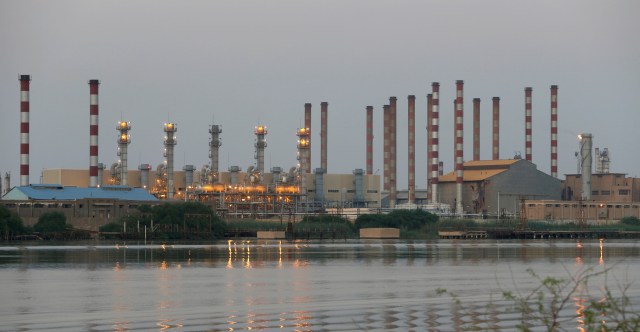 Irán vuelve a impulsar producción petrolera de la Opep en abril