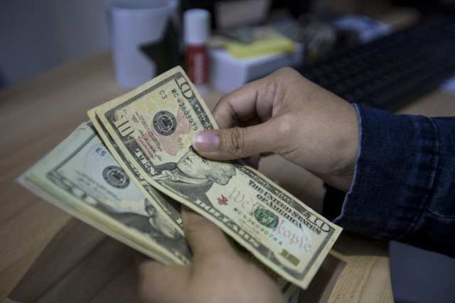 Los problemas de encontrar cambio en Venezuela: “Me dan un billete de 20 dólares por 18 billetes de 1 dólar”
