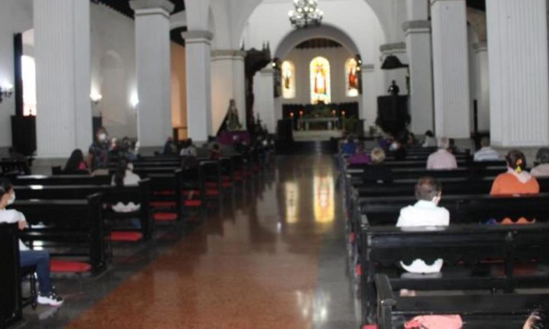 Mujer abofeteó a sacerdote en misa de Jueves Santo en la Catedral de San Cristóbal (video)