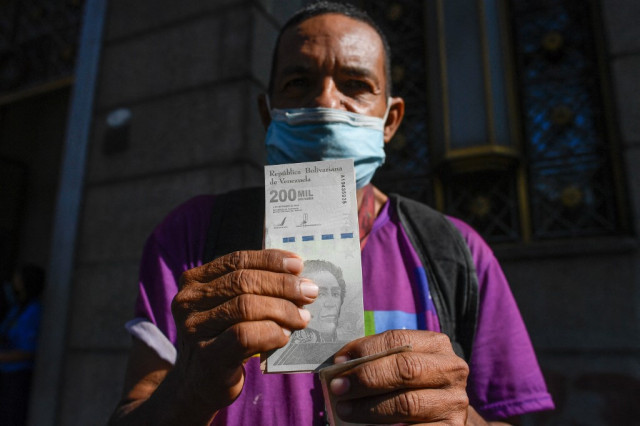 Profesionales y obreros ganan el mismo salario en Venezuela
