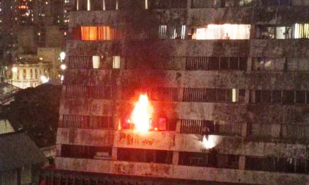 Vecinos y bomberos extinguieron las llamas de apartamento en torre de Parque Central (fotos y videos)