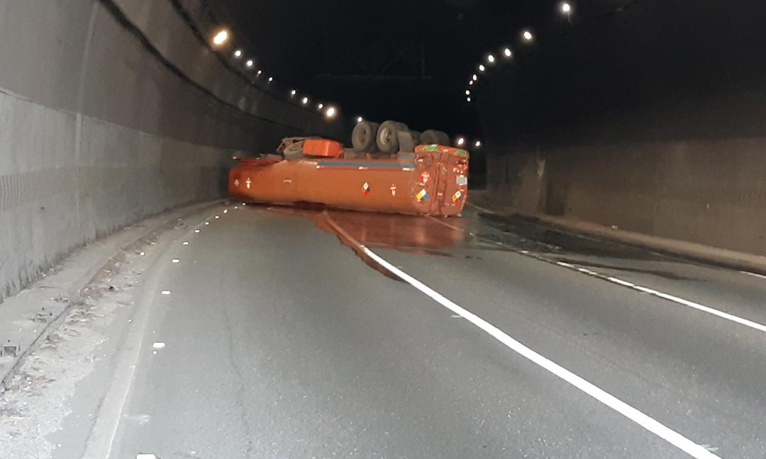 Volcamiento de gandola en el túnel Petare-Guarenas dejó derrame de Gasoil y provocó el cierre temporal de la vía