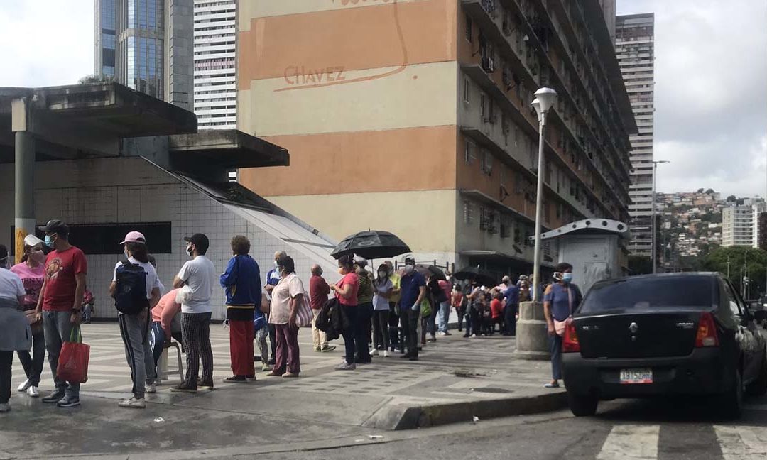 Largas colas y prioridad por carnet de la patria: Así transcurrió la jornada de “vacunación masiva” en el Hotel Alba de Caracas (fotos+videos)