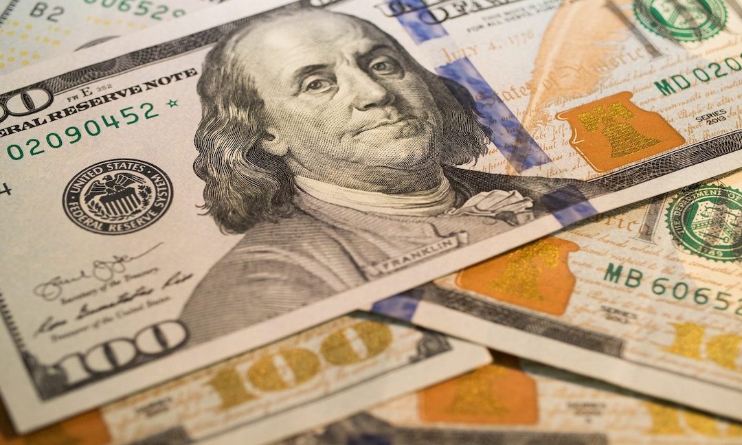 Los 6 pasos que te ayudan a identificar billetes falsos de 100 dólares