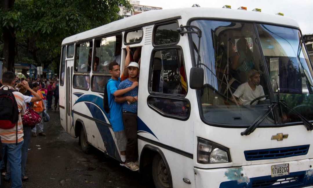 “No nos alcanza”: transportistas de oriente de Venezuela piden más gasoil