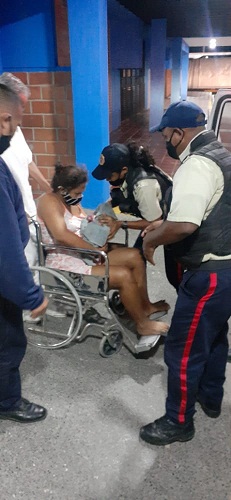 Policías ayudaron a una mujer en trabajo de parto en la vía pública (foto)