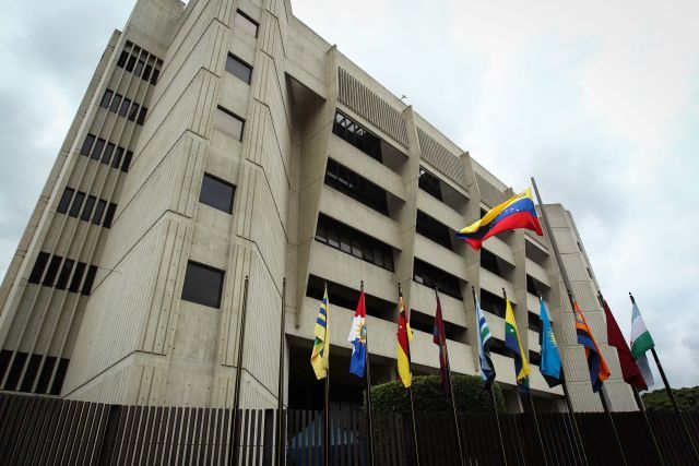 TSJ de Maduro declaró legal el uso de divisas para pagos de contratos