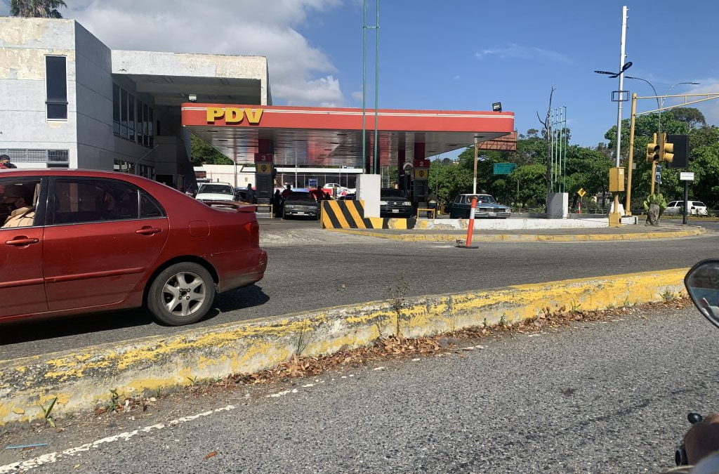 Caracas en colas: esto viven los ciudadanos para llenar el tanque de gasolina