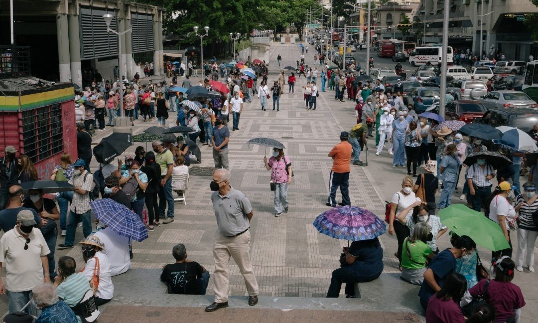 “Es humillante”: así viven los venezolanos las filas para vacunarse contra la COVID-19