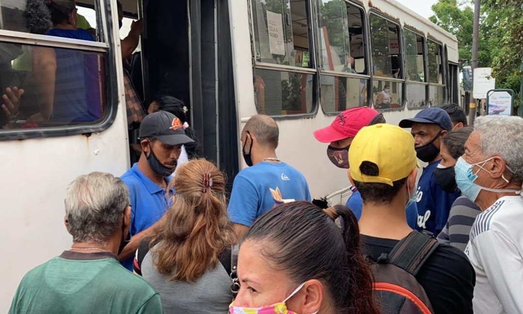 Pese a plan de contingencia: Paralizado 80% de buses en Vargas por falta de combustible