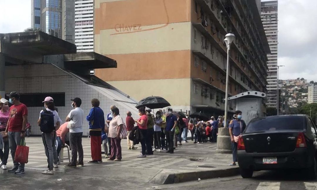“Una humillación”: en medio de la desorganización inicia la vacunación en Venezuela