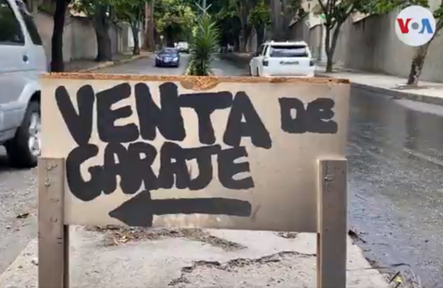 Venezolanos ofertan los corotos en sus casas para llegar a fin de mes (Video)