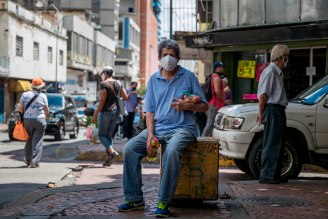 Ante la falta de billetes, la gente paga con alimentos en Venezuela
