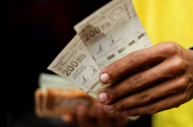 Bloomberg: Chavismo recortará seis ceros a los bolívares para simplificar transacciones