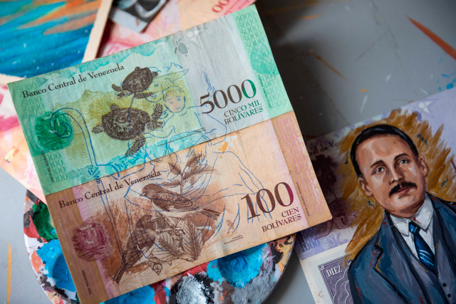 La moneda venezolana, revaluada como lienzo (Fotos)