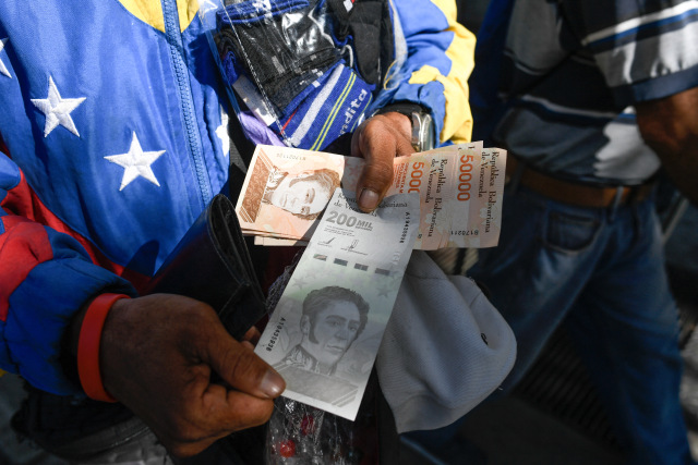 Venezuela, a meses de convertirse en “campeón mundial” de la hiperinflación más larga de la historia