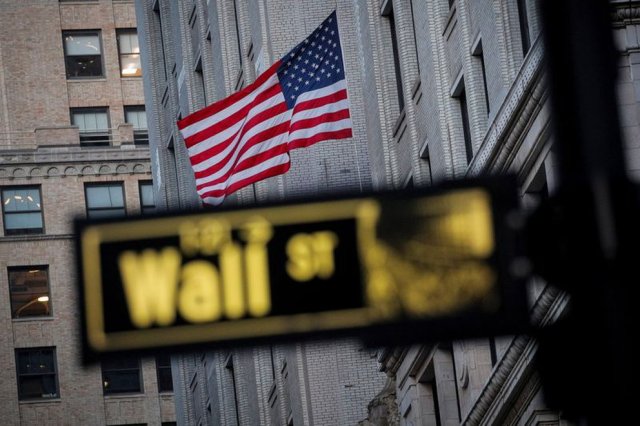 Wall Street a la baja en mercado preocupado por resurgimiendo del coronavirus