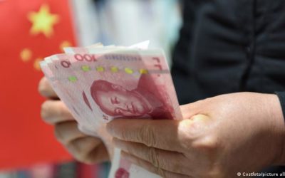 Yuan chino alcanza nivel más bajo frente al dólar en 15 años