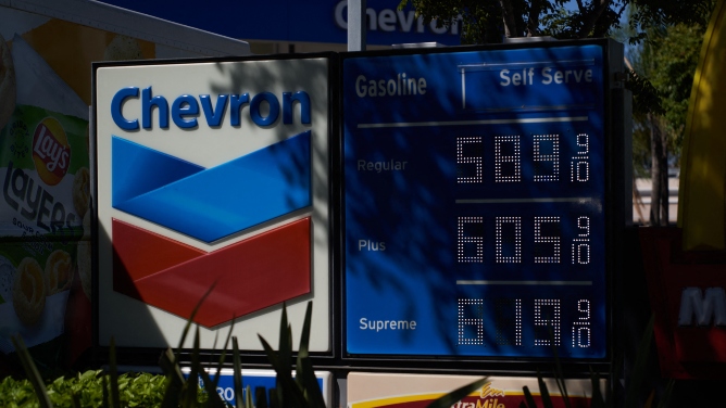 Departamento del Tesoro permite a Chevron producir y extraer petróleo en Venezuela, con algunas restricciones